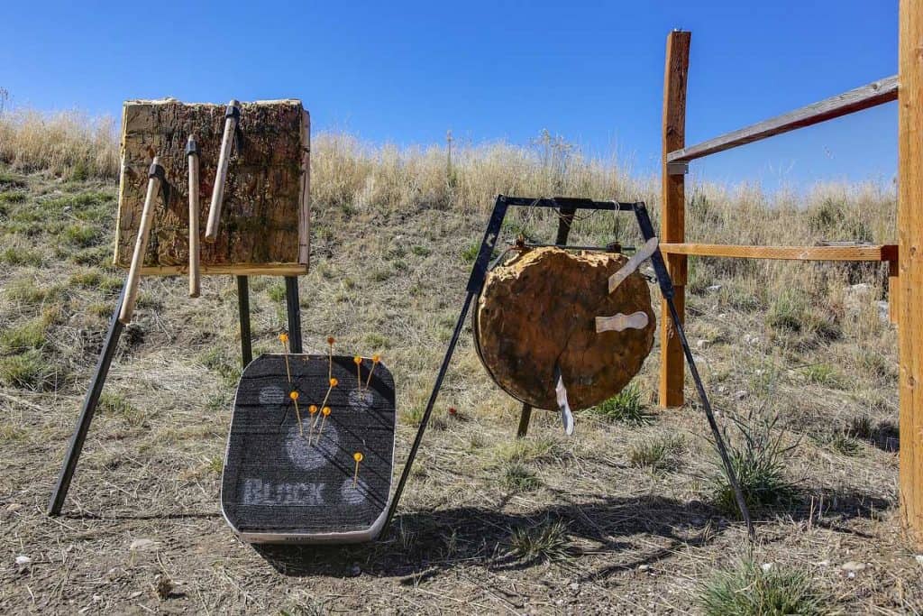 How to Throw a Knife Straight Outdoor Motives