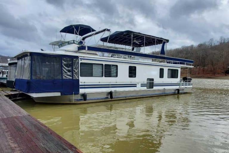 19 Types of Lake Boats (With Pictures) - Outdoor Motives