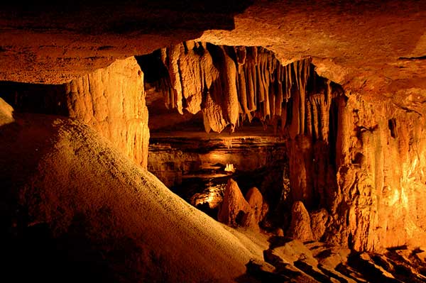 cave tours tennessee
